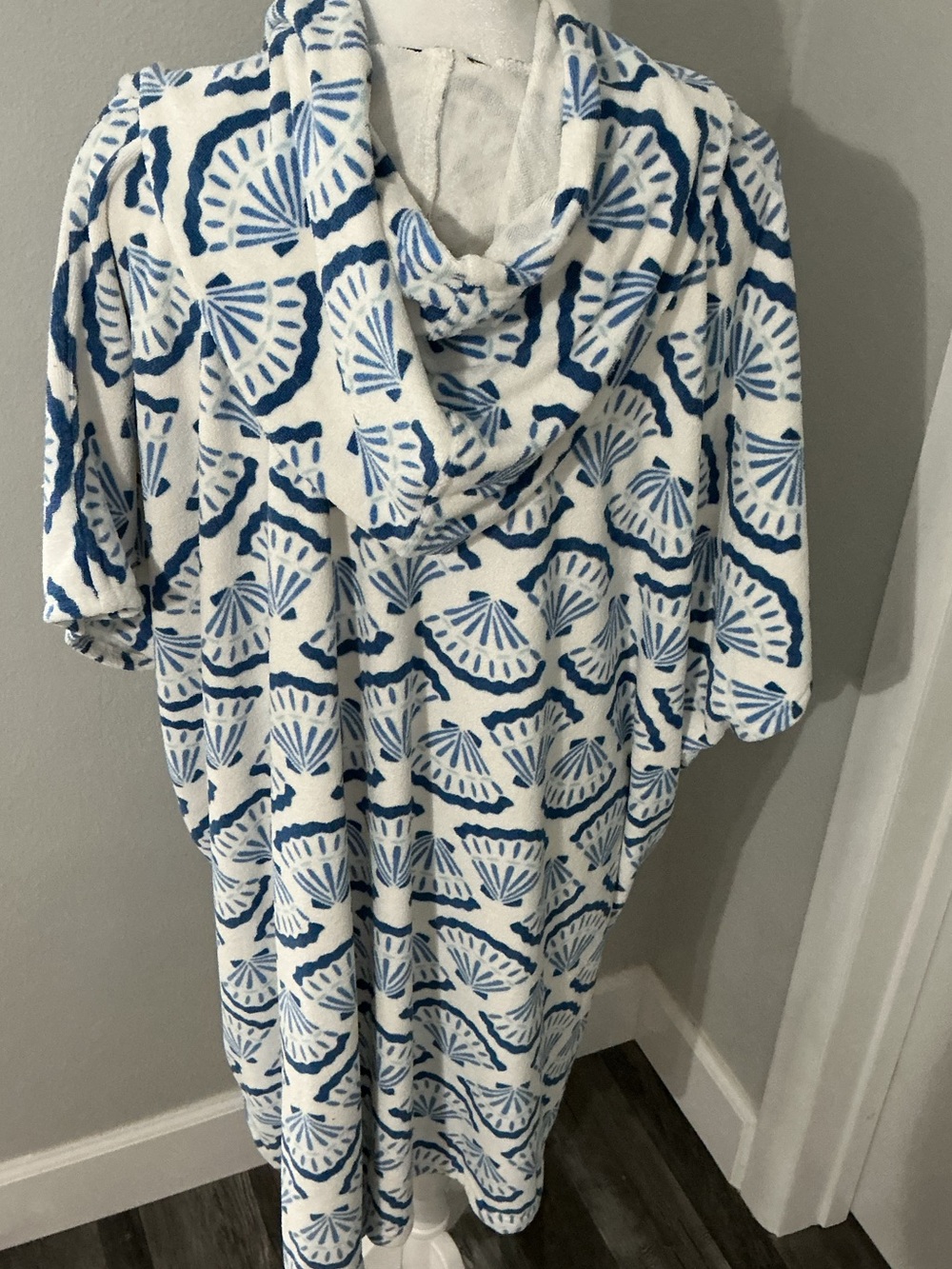 NWT Throwzy by Marlo Lorenz Seashell Hooded Towel Poncho Blue White OS - Picture 7 of 9